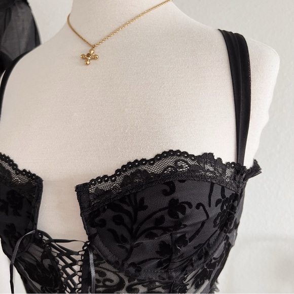 BLACK LACE TRIMMED FLORAL DETAILED CORSET TOP - Picture 4 of 7
